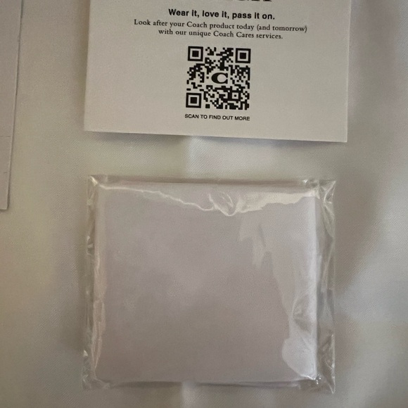 Coach patent leather handbag in magenta - Picture 6 of 8